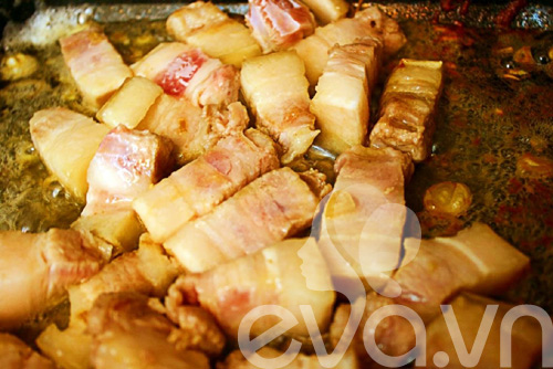 Ấm áp ngon cơm với thịt kho khoai môn
