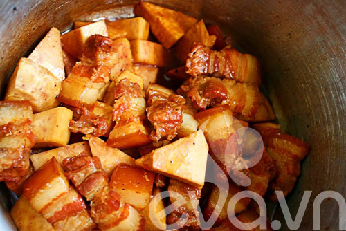 Ấm áp ngon cơm với thịt kho khoai môn