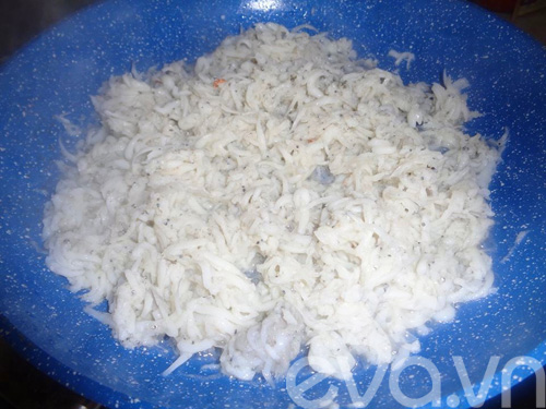 Làm cá cơm xào khô giản dị ngày mát cuối tuần