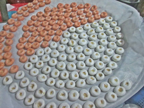 Bánh coóng nóng hỏi vừa thổi vừa ăn ở chợ đêm kỳ lừa