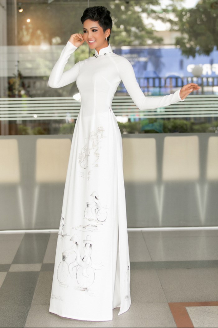 Hoa hậu hhen niê diện áo dài trắng dịu dàng nữ tính